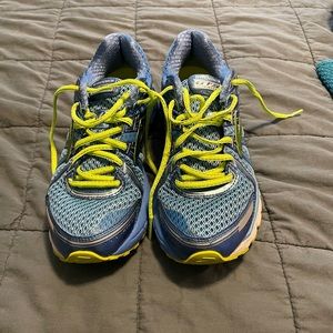 Brooks GTS seventeen size 8